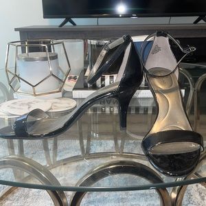 Super cute black open toes shoes!